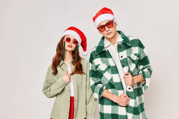 Şirin çift yan yana duruyor. Güneş gözlüklü Noel modası — Stok fotoğraf