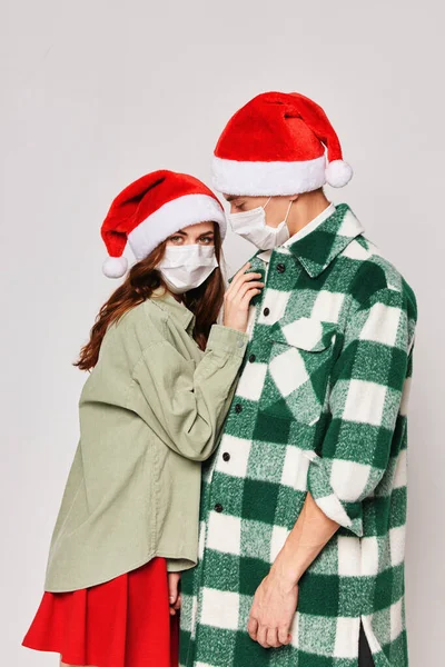 Uomo e donna Capodanno maschere mediche protezione abbracci cura — Foto Stock