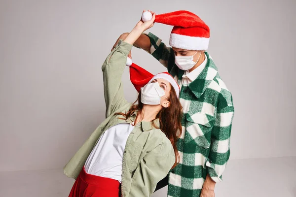 Bonito jovem casal novo ano roupas feriado estilo de vida máscaras médicas — Fotografia de Stock