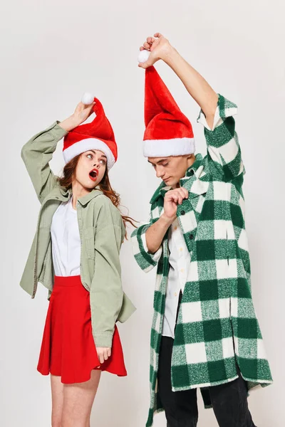 Fröhliche Mann und Frau in Weihnachtsmützen Urlaub Neujahr Beziehung Spaß — Stockfoto