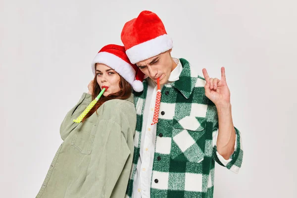 Милий чоловік і жінка новорічний модний одяг свято весела студія — стокове фото
