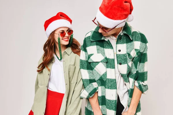 Молода пара в новорічному одязі сонцезахисні окуляри веселе свято — стокове фото