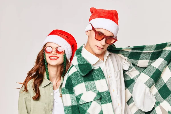 Веселий чоловік і жінка в сонцезахисних окулярах новорічні зимові канікули дружба веселощі — стокове фото