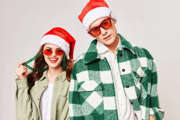 Мила молода пара в чорних окулярах мода новорічний одяг Студія Різдвяні свята — стокове фото