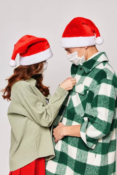 Жінка гудзики сорочка чоловік Різдвяні капелюхи дбають про зиму Різдво — стокове фото
