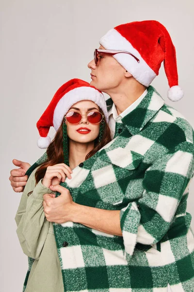 Чоловік і жінка обіймають прохолоду піклуючись про новорічні сонцезахисні окуляри — стокове фото