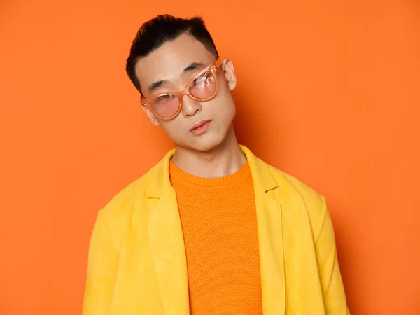 Όμορφος άντρας με πορτοκαλί γυαλιά και κίτρινο μπουφάν σε απομονωμένο φόντο. — Φωτογραφία Αρχείου
