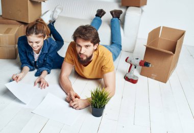 Kanepede evli bir çift ve saksıda bir çiçek izlemek.