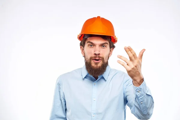 Homem emocional na camisa azul capacete laranja indústria segurança Profissional — Fotografia de Stock