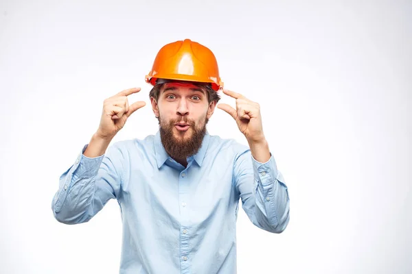Эмоциональные работники в сфере безопасности оранжевой краски в строительной отрасли — стоковое фото