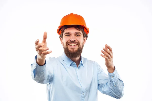 Turuncu boyalı inşaat sektöründe duygusal bir adam yaşam tarzında çalışıyor. — Stok fotoğraf
