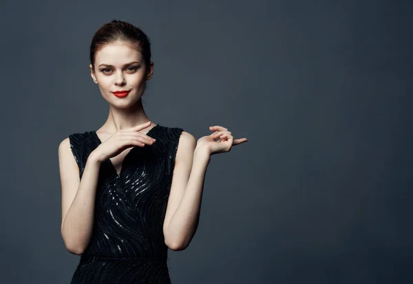 Dame im schwarzen Kleid mit Make-up rätselt über Model — Stockfoto