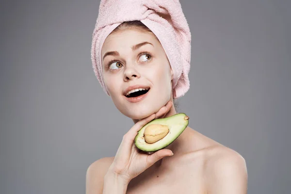 Mulher bonita abacate pele limpa na mão procedimento de cosméticos de saúde — Fotografia de Stock