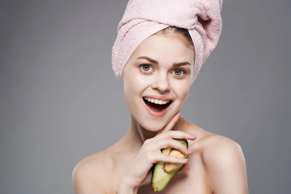 Емоційний жіночий рушник на голові душ чиста шкіра вітаміни авокадо натуральна косметика — стокове фото