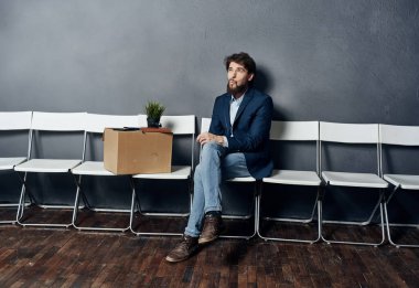 İş adamı kutusu. İş araması. Duyguları bekliyor.