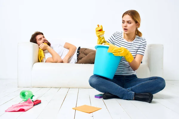 Pareja casada limpieza conjunta casa artículos de limpieza estilo de vida — Foto de Stock