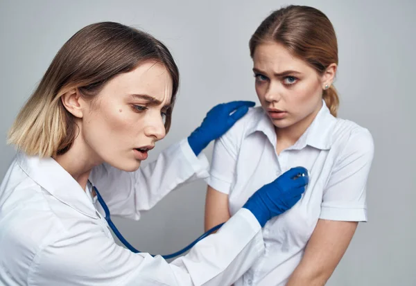 Mujer médico examina paciente salud estilo de vida estetoscopio — Foto de Stock