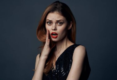 Gri oda manzaralı siyah elbiseli zarif bir bayan portresi.