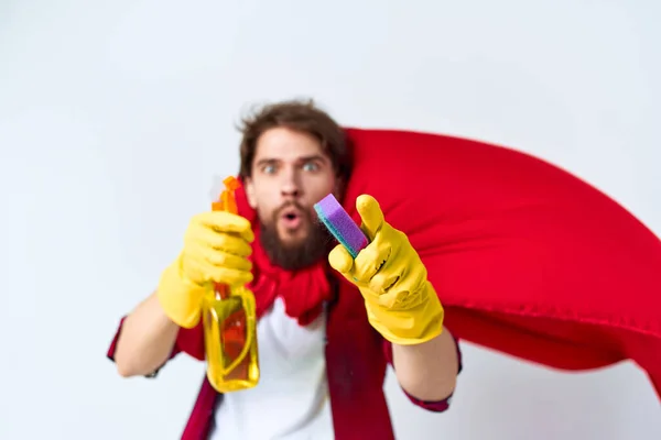 Man Red płaszcz przeciwdeszczowy profesjonalne sprzątanie detergent zadanie domowe — Zdjęcie stockowe