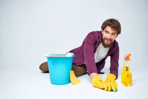 Nettoyant dans des gants en caoutchouc laver les sols fond clair de travail ménager — Photo