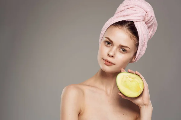 Woman with bare shoulders clear skin health vitamins close-up mango — Stock Photo, Image