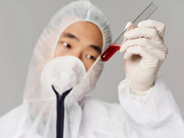 Чоловіча лабораторія асистент лікування аналізу крові — стокове фото