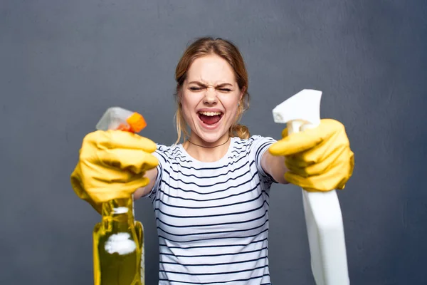 Neşeli kadın evde temizlik hizmeti veriyor. — Stok fotoğraf