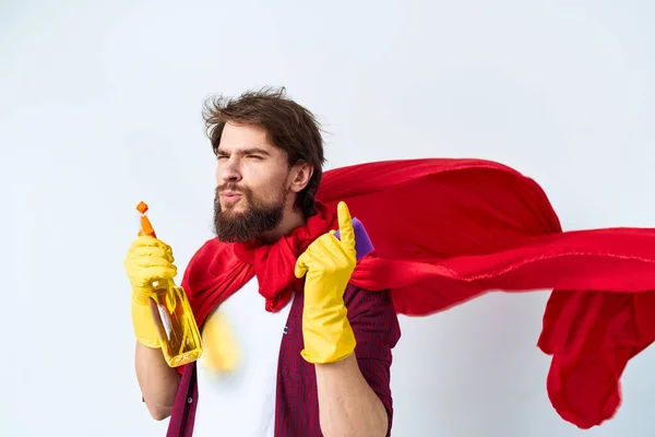 Man Red esőkabát professzionális takarítás mosószer házi feladat — Stock Fotó