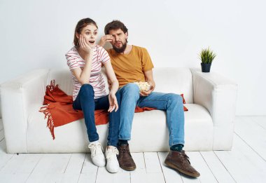 Kanepede oturan duygusal erkek ve kadın. Portakal çiçeği. Sohbet eden arkadaşlar.