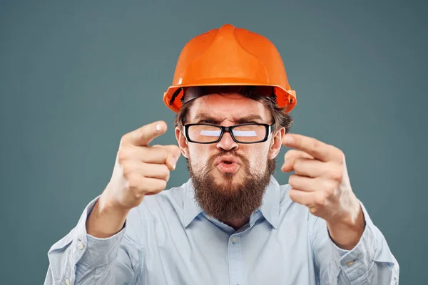 Depois de usar óculos de camisa de capacete laranja gestos mão corte vista construção da indústria — Fotografia de Stock