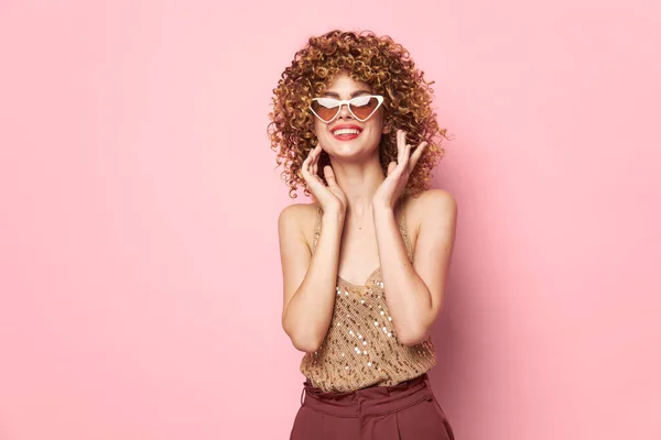Сексуальная модель очки весело улыбаются моды фон одежды — стоковое фото