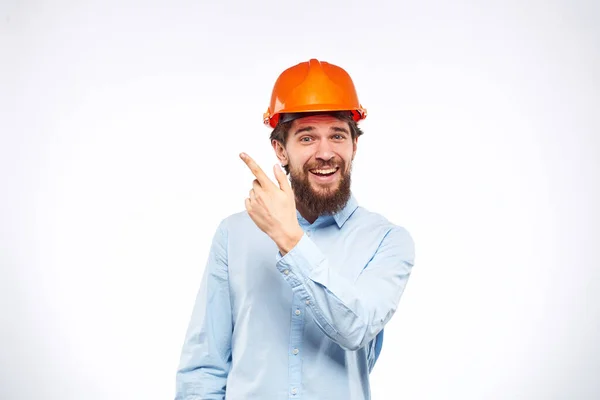 감성적 인 남성 주황색 헬멧 엔지니어 건축 산업 생활 방식이 뒤죽박죽인 모습 — 스톡 사진
