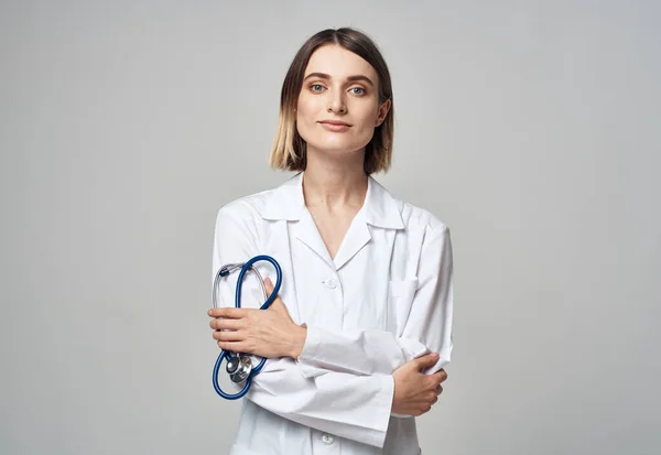 Profissional médico mulher com estetoscópio azul e vestido médico branco Espaço Copiar — Fotografia de Stock