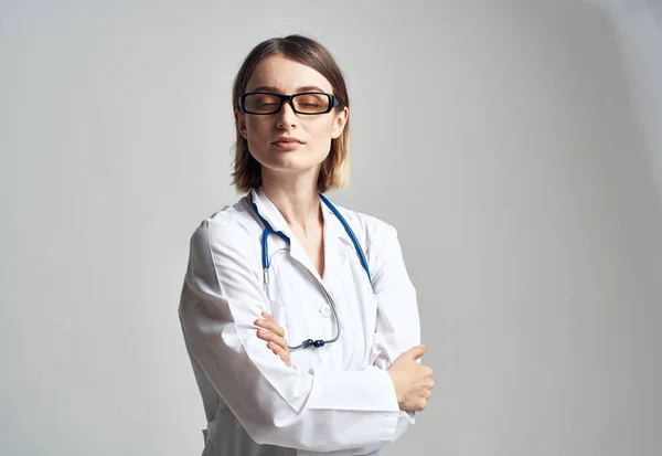医学のガウンと青い聴診器の女性医師の肖像 — ストック写真
