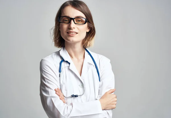 Retrato de uma médica em um vestido médico e um estetoscópio azul — Fotografia de Stock