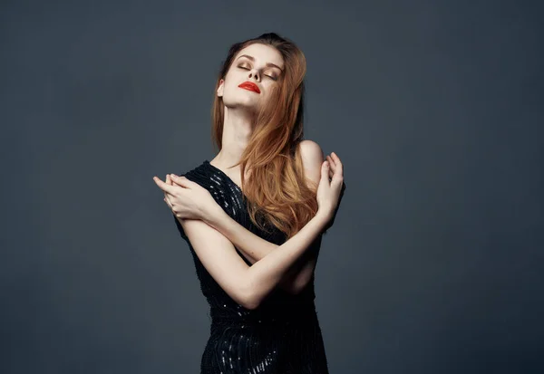 Pelirroja dama en un vestido negro gesto con sus manos abraza emociones modelo de maquillaje — Foto de Stock