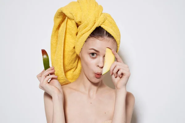 Donna allegra asciugamano giallo sulla testa mango dieta cibo vitamine salute — Foto Stock