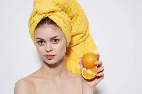 Mulher alegre com ombros desnudados laranjas nas mãos de citrinos cuidados com a pele vitaminas saúde — Fotografia de Stock