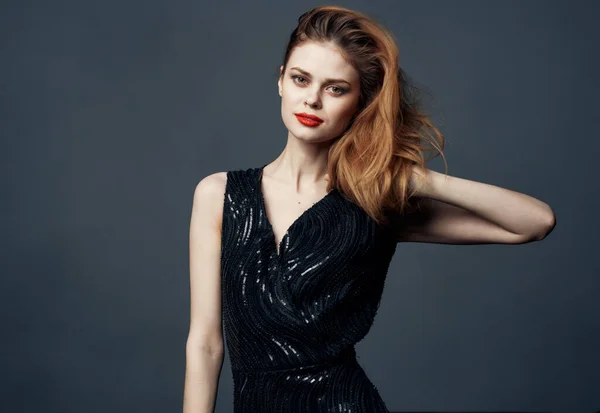 モデル女性で赤い髪でグレーの背景と黒のドレス — ストック写真