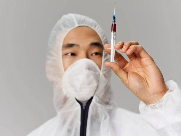 Чоловічий медичний захисний одяг вакцина дослідження лабораторії крупним планом — стокове фото
