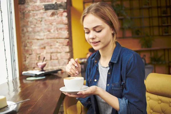 Kobieta z filiżanką kawy kawiarnia wakacje styl życia executive morning — Zdjęcie stockowe