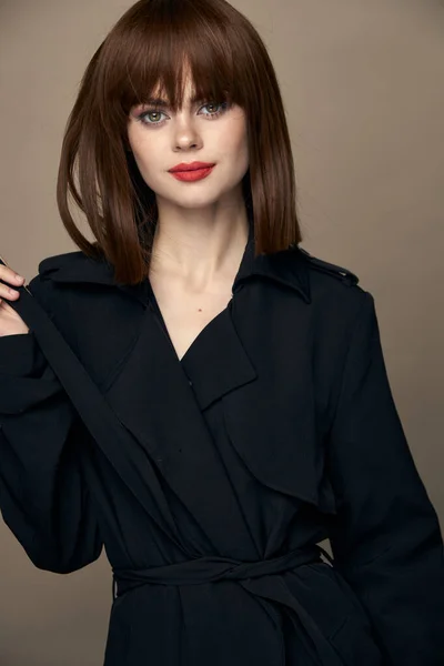 Lujoso abrigo negro señora confianza en sí mismo sonriendo sobre un fondo aislado —  Fotos de Stock