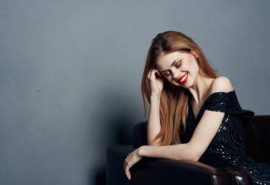 Siyah Elbiseli Çekici Kadın Deri Koltuk Parlak Makyaj Modeli