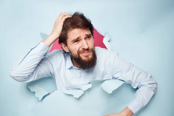 Emocjonalny mężczyzna w niebieskiej koszuli przebija się przez emocje ścian przycięte widok biuro — Zdjęcie stockowe