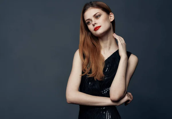 Retrato de dama elegante en vestido negro en habitación gris vista recortada — Foto de Stock