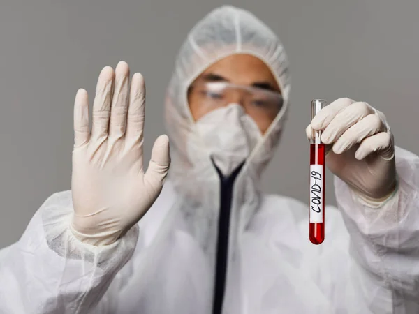 Laki-laki asia tes penampilan laboratorium untuk covid 19 diagnosa penelitian — Stok Foto