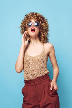 Duygusal kadın dudakları şaşkın güneş gözlükleri parlak makyaj. 