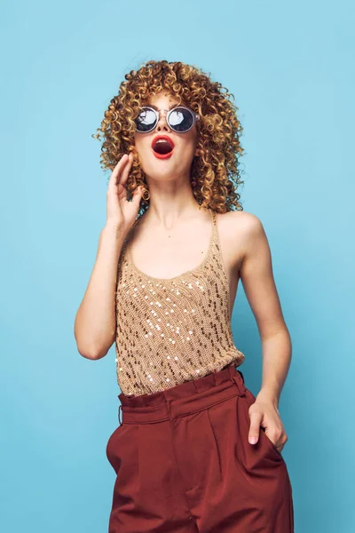 Emotionele vrouw rode lippen verrast kijken zonnebril mode heldere make-up — Stockfoto