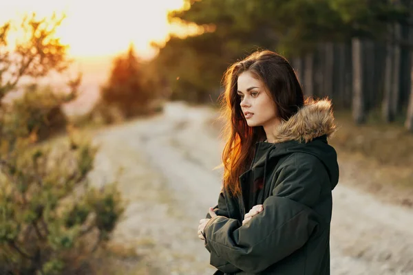 Žena venku chladné podzimní bunda cestování životní styl — Stock fotografie