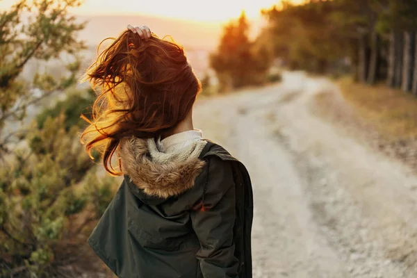 Vrouw buiten in jas reizen terug uitzicht — Stockfoto